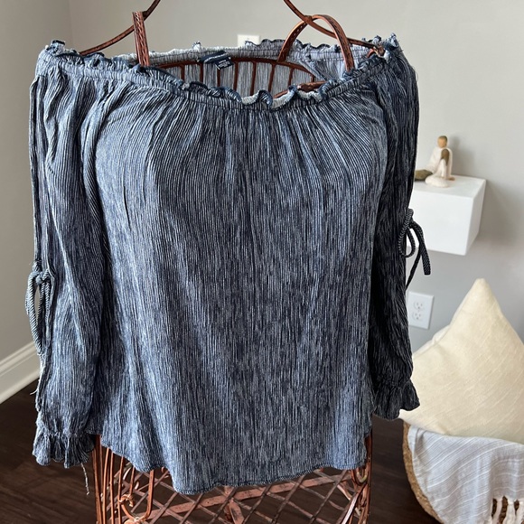 American Eagle Outfitters Women’s Off Shoulder Navy Striped Beautiful Top Small - Picture 2 of 14